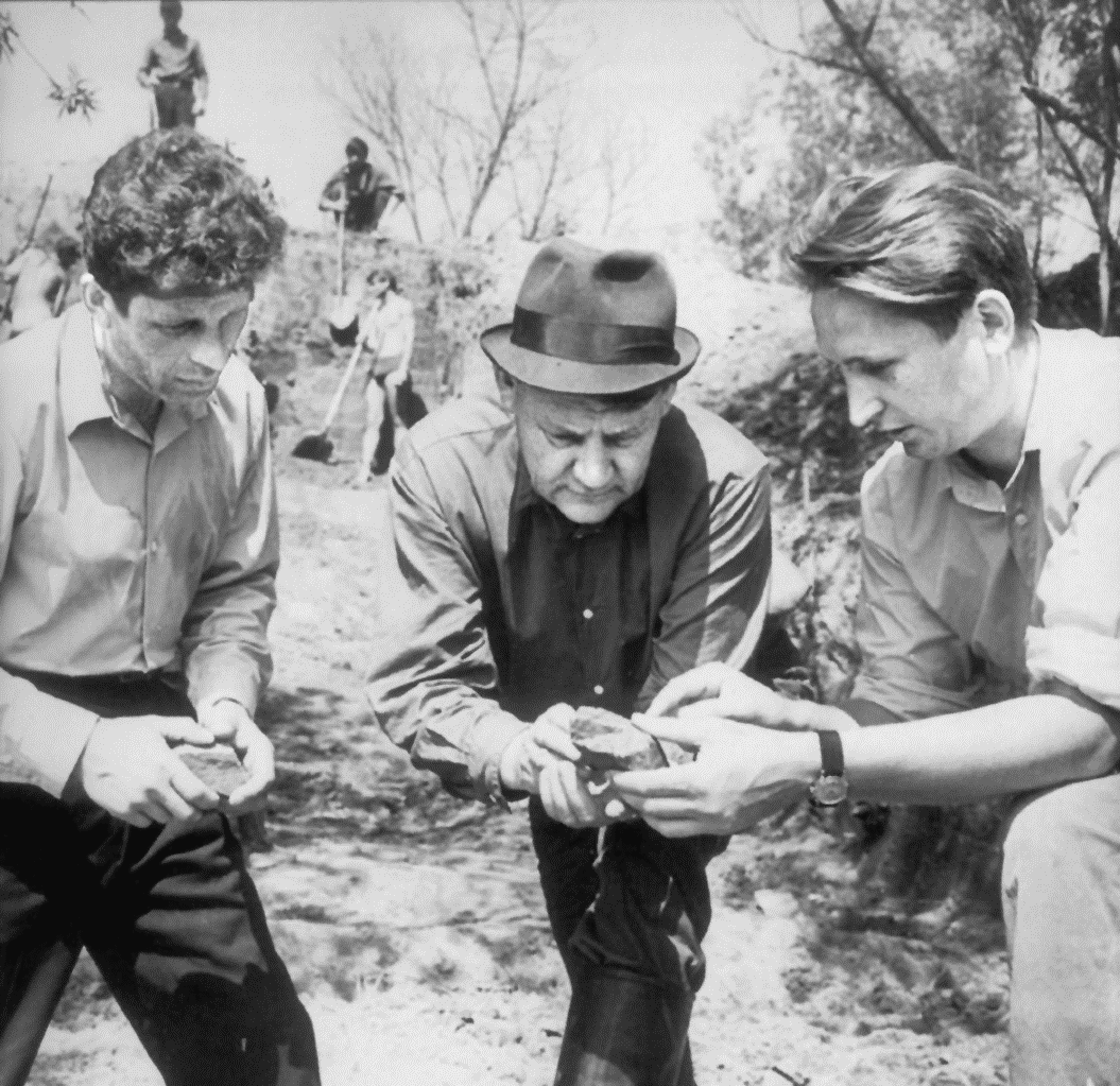 Сапунов Б.С., Окладников А. П., Деревянко А.П. (слева направо) на раскопках палеолитического памятника Усть-Ту.